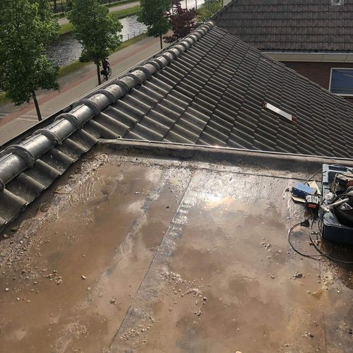 Een oude dakkapel met lekkages Een oude dakkapel in Brielle